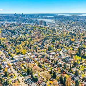 Lilac In Law, Picturesque Lower Unit Seattle