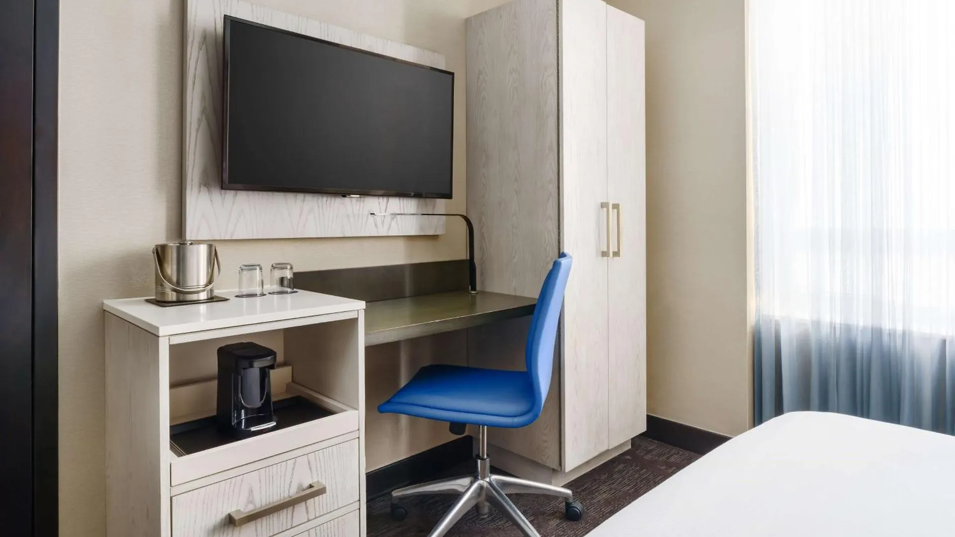 Doubletree By Hilton New York Times Square West 4*,